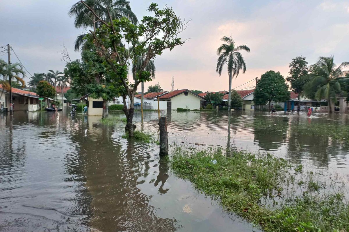 Banjir masih menggenangi Kompleks Polisi Udara, Pondok Cabe Ilir, Pamulang, Tangerang Selatan (Tangsel) pada Sabtu (12/6/2021)