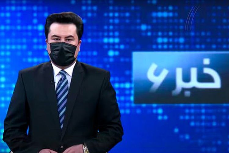 Pembaca berita pria Afghanistan menutup wajah mereka dengan masker, untuk memprotes keputusan baru Taliban, yang memaksa wanita menutupi wajah mereka dalam siaran televisi.
