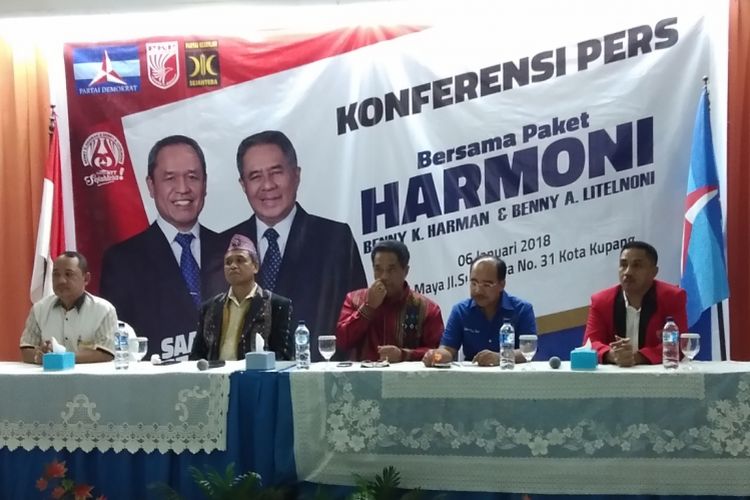 Bakal calon gubernur NTT Benny Kabur Harman dan Benny Litelnoni bersama ketua partai pendukung, saat menggelar konferensi pers di Hotel Maya, Kota Kupang, NTT, Sabtu (6/1/2017)