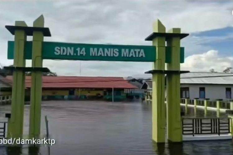 Banjir dilaporkan kembali meninggi di Desa Sukaramai, Kecamatan Manis Mata, Kabupaten Ketapang, Kalimantan Barat (Kalbar), Kamis (27/10/2022). Satu di antara warga, Teo Bernadus mengatakan, ketinggian air di dalam rumah mencapai 70 sentimeter. 