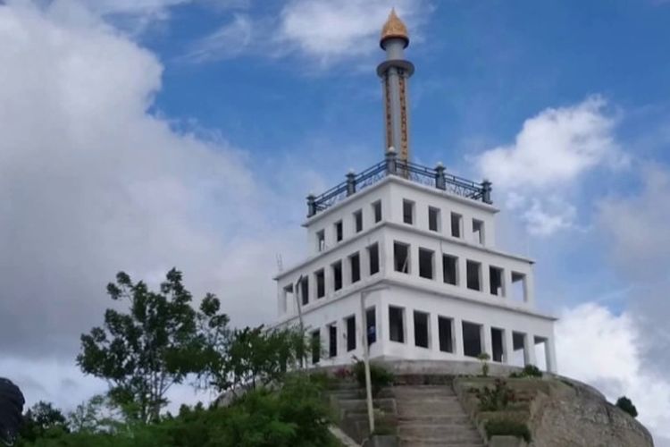 Monumen Nosarara Nosabatutu yang namanya diambil dari bahasa Kaili berarti ?Kita Bersaudara, Kita Bersatu? dengan harapan dapat menjadi simbol pemersatu bagi keberagaman masyarakat Sulawesi Tengah.