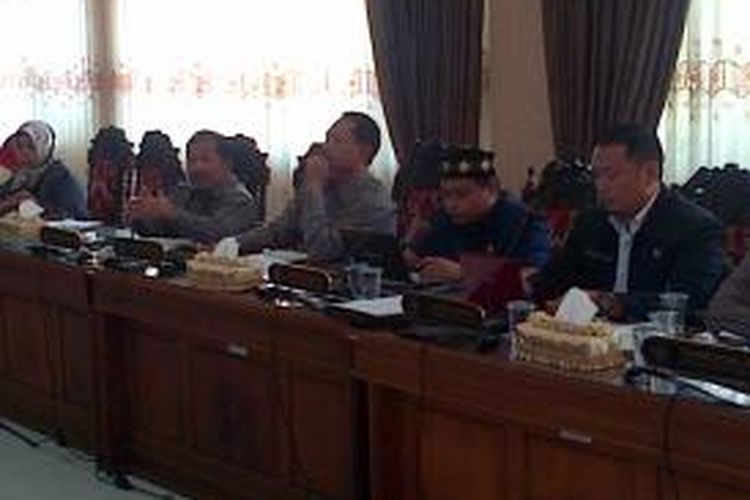 Komisi A DPRD Kota Probolinggo mengadvokasi penghulu soal biaya pencatatan akte nikah di luar kantor KUA dan jam dinas.