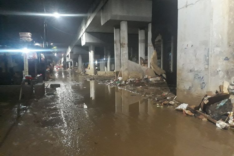 Kondisi jalan lingkungan RW 05, Kelurahan Cawang, Kramat Jati, Jakarta Timur, Rabu (8/1/2020), yang terendam banjir setinggi 4 meter pada 1 Januari 2020.