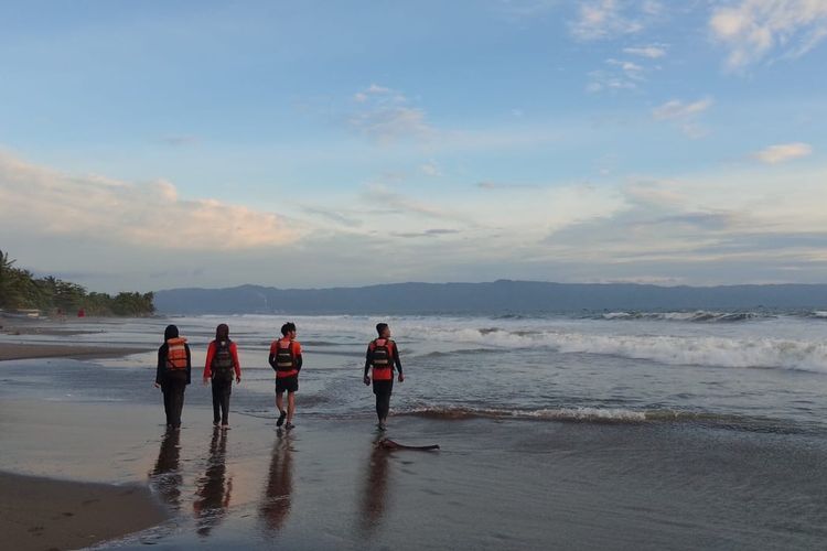 2 Orang Remaja Terbawa Arus di Pantai Karangnaya Sukabumi, 1 Selamat, 1 Hilang