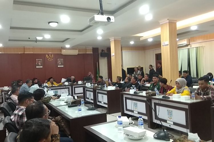 Dewan Perwakilan Rakyat Kota Jambi adakan dengar pendapat bersama permasalahan rumah keluarga Nenek Hafsah, pada Minggu (11/6/2023) malam.