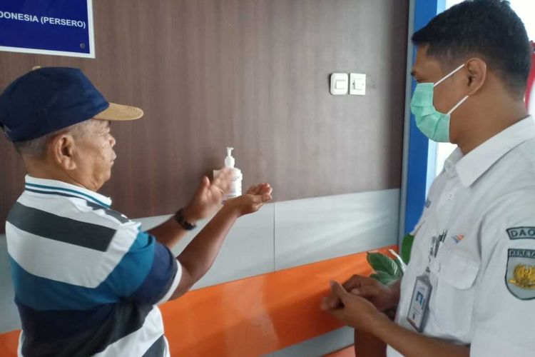 PT KAI menyediakan cairan pembersih tangan untuk mencegah penyeberan virus corona di Stasiun Purwokerto, Jawa Tengah, Rabu (4/3/2020).