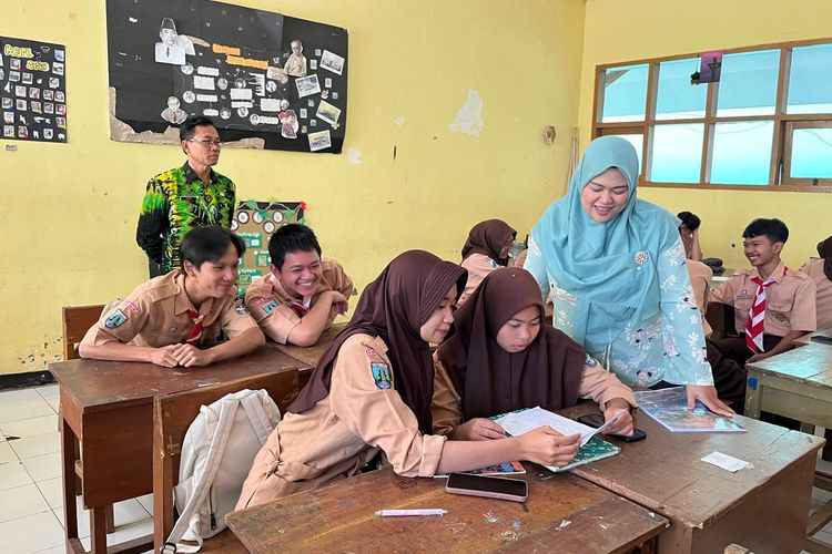 Adelia Rahma seorang guru asal Kota Batu yang menjadi penulis film Pintu Kanjuruhan sebagai bentuk perjuangan mencari keadilan atas Tragedi Kanjuruhan yang merenggut 135 nyawa dan ratusan suporter terluka.