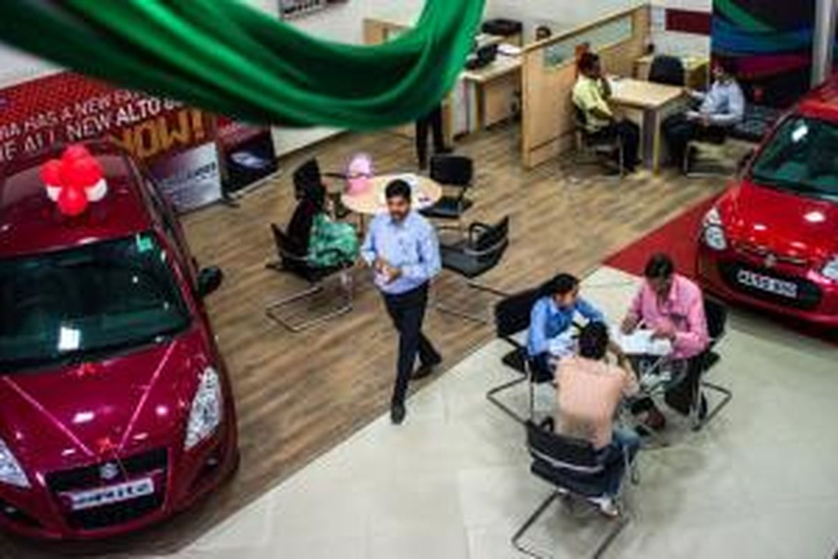 Aktivitas jual beli di showroom Maruti Suzuki, India. Diharapkan pameran akan kembali menggairahkan pasar.
