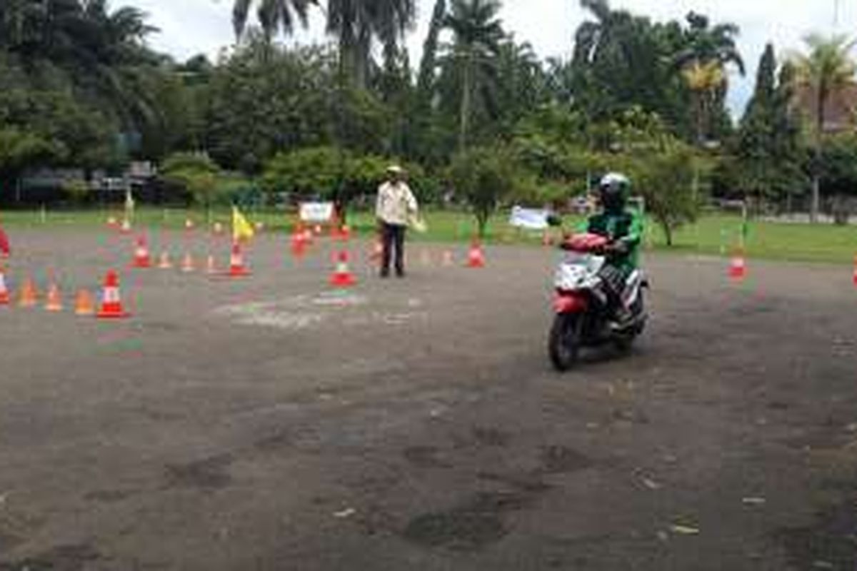 Uji tes berkendara GrabBike di Taman Wiladatika, Cibubur, Jakarta Timur.