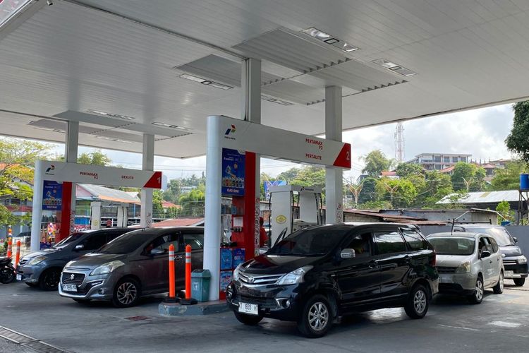 Efek SE Wali Kota Balikpapan: Antrean SPBU Gunung Guntur Terurai, SPBU MT Haryono Mengular saat Malam Hari