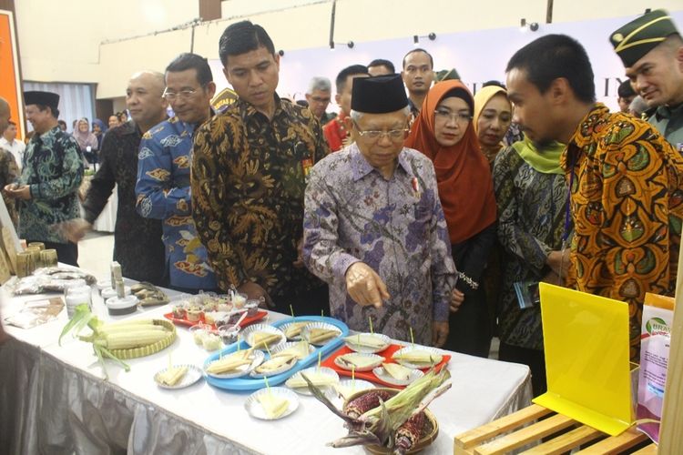 Wakil Presiden Maruf Amin meninjau stand pameran dalam International Halal and Thayyib Conference 2019 di Universitas Brawijaya (UB), Kota Malang, Rabu (27/11/2019).