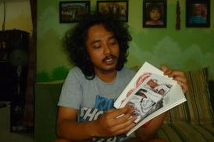Bram Kusuma alias Brambot (26) dan ayahnya, Andreas Bambang (57) menunjukan Komik Diary 