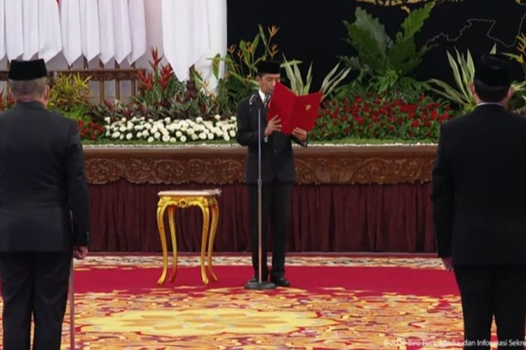 Presiden Joko Widodo saat melantik Duta Besar Luar Biasa dan Berkuasa Penuh (LBBP) untuk sejumlah negara sahabat, di Istana Negara, Rabu (1/11/2022).