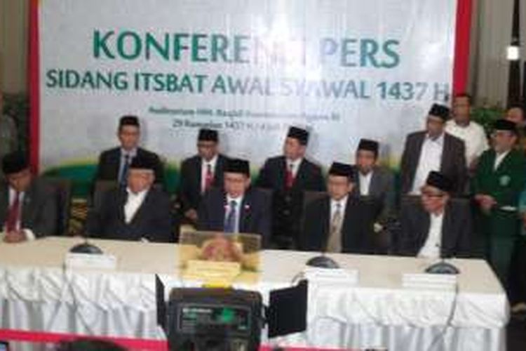 Menteri Agama Lukman Hakim Saifuddin (tengah) saat memimpin konferensi pers dalam menentukan Idul Fitri 1 Syawal 1437 Hijriah. Penetapan dilakukan dalam sidang isbat di Kementerian Agama, Senin (4/7/2016).