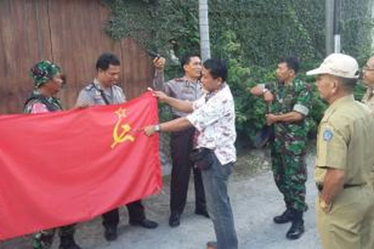 Bendera bergambar palu arit yang dikibarkan seorang turis asal Rusia di Bali, diturunkan aparat keamanan.