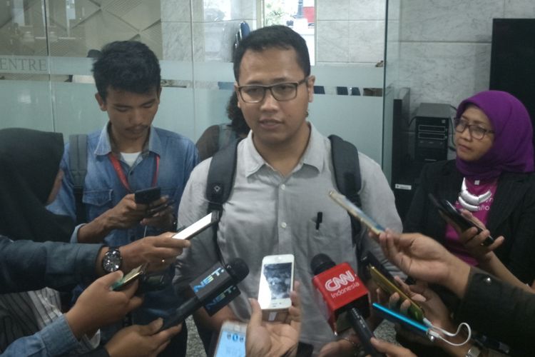 Aktivis ICW sekaligus anggota Koalisi Masyarakat Sipil Selamatkan KPK, Tama S Langkun saat memberikan keterangan pers terkait laporan dugaan pelanggaran kode etik oleh Ketua MK Arief Hidayat, di gedung MK, Jakarta Pusat, Rabu (6/12/2017).