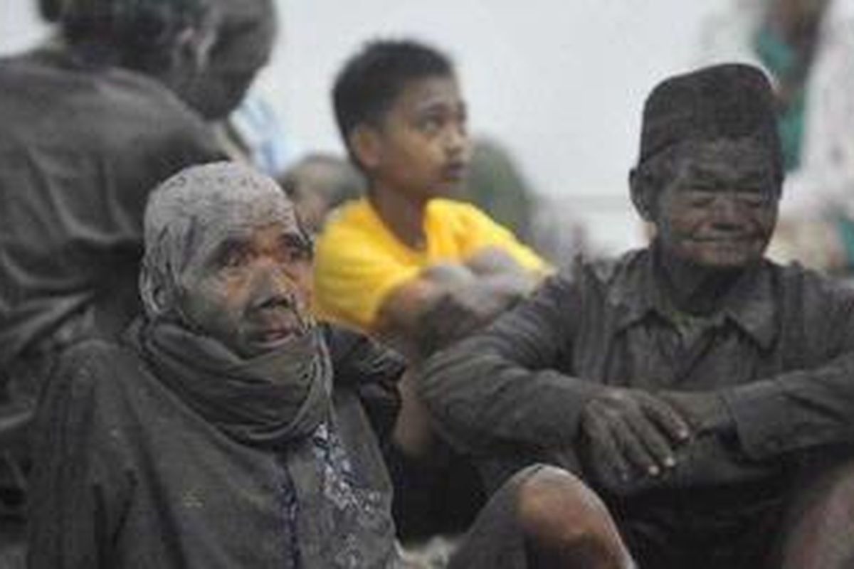 Warga dengan tubuh berlumur abu vulkanik mengungsi ke Stadion Maguwoharjo, Sleman, DI Yogyakarta, pascaerupsi Gunung Merapi, Jumat (5/11/2010) dini hari. 