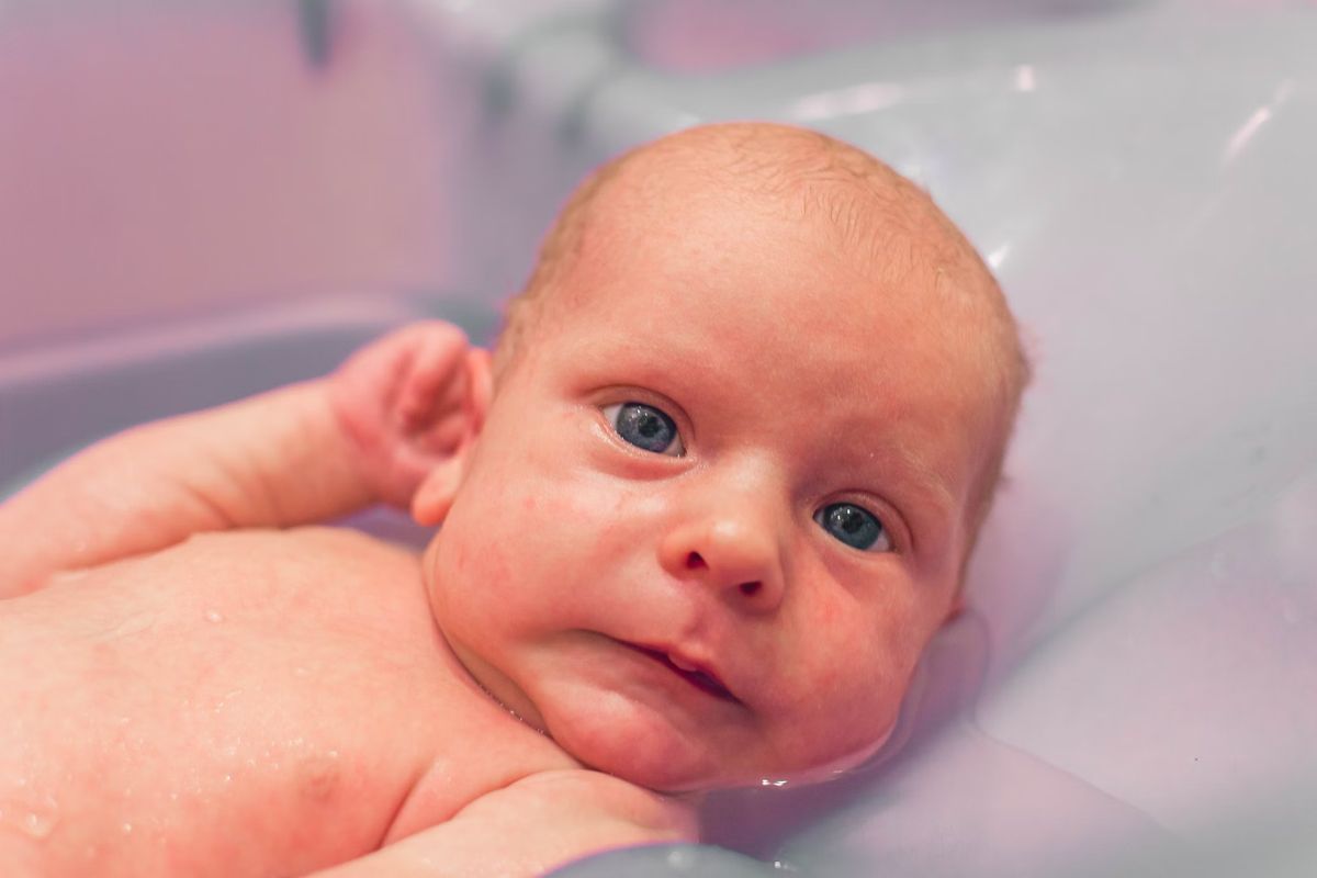 Dokter larang bedak bayi untuk bayi baru lahir karena memiliki dampak buruk bagi kesehatan.