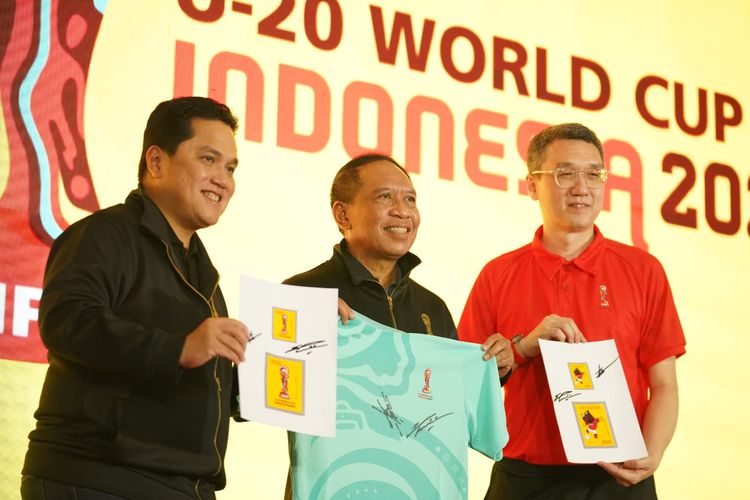 Dari kiri ke kanan: Ketua Umum PSSI, Erick Thohir, Menpora Zaenuddin Amali, dan CEO Juara Mochtar Sarman, saat menghadiri peluncuran merchandise Piala Dunia U20 2023 di Atrium Mall FX Sudirman, Jakarta, Rabu (8/3).