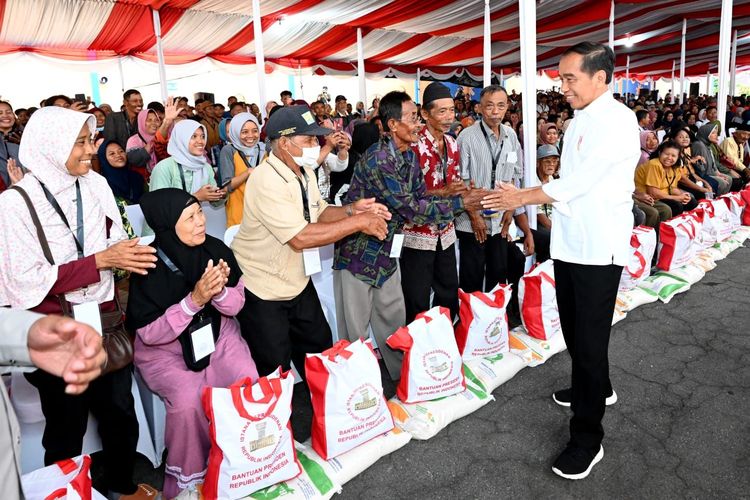 Kebijakan fiskal adalah kebijakan pemerintah dalam bidang pendapatan dan pengeluaran APBN.