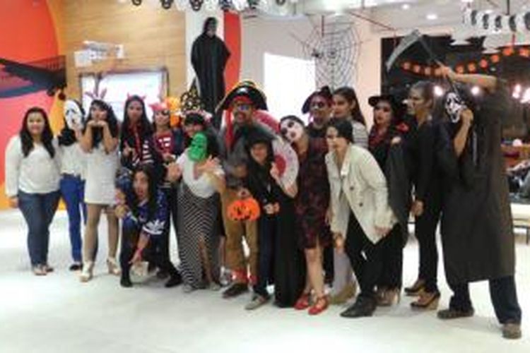 Para murid EF merayakan Halloween night di EF fX Sudirman, Jakarta, Jumat (1/11/2013).