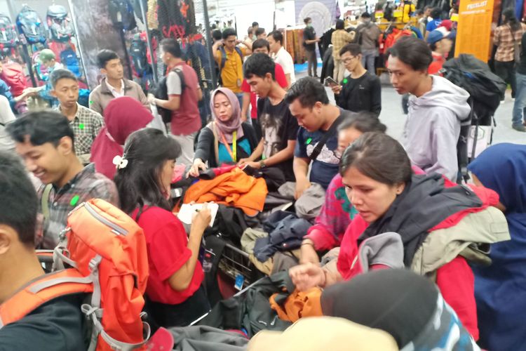 Pengunjung berburu barang outdoor diskon di Indofest 2020