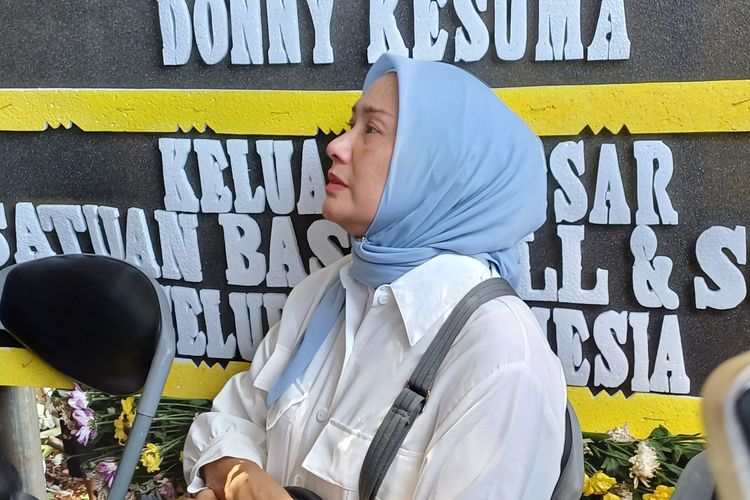 Mantan istri artis peran Donny Kesuma, Yuni Indriyati berbagi cerita usai pemakaman almarhum di TPU Tanah Kusir, Jakarta Selatan, Rabu (20/3/2024).