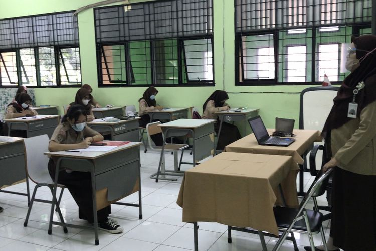 Dita Arlita (26), guru SMK Negeri 15 Jakarta mengajar tatap muka di depan siswa-siswinya pada Rabu (7/4/2021) pagi. Dita saat ini tengah hamil tujuh bulan.