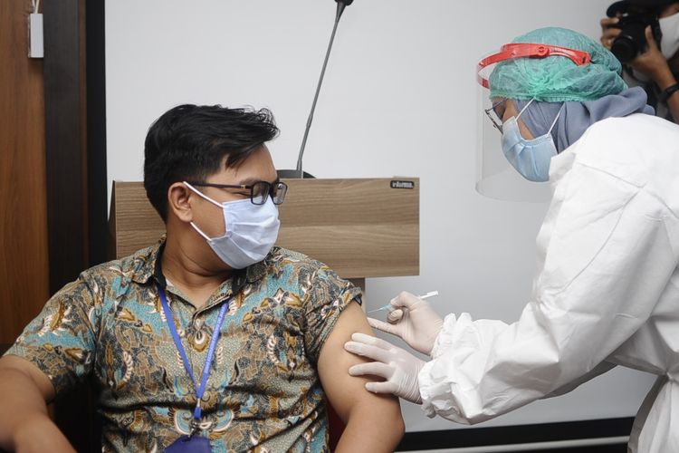 Salah satu tenaga kesehatan di Jakarta Utara disuntik vaksin Covid-19
