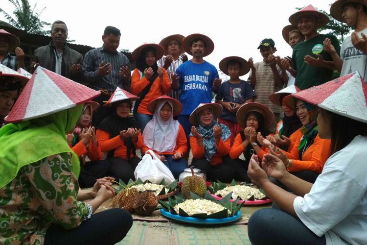 Para petani dan pedagang durian menggelar pamongan merayakan majunya Ganjar Pranowo dan Taj Yasin pada Pilkada Jawa Tengah 2018, di pasar durian Desa Kembaran, Kecamatan Candimulyo, Kabupaten Magelang, Senin (8/1/2018).