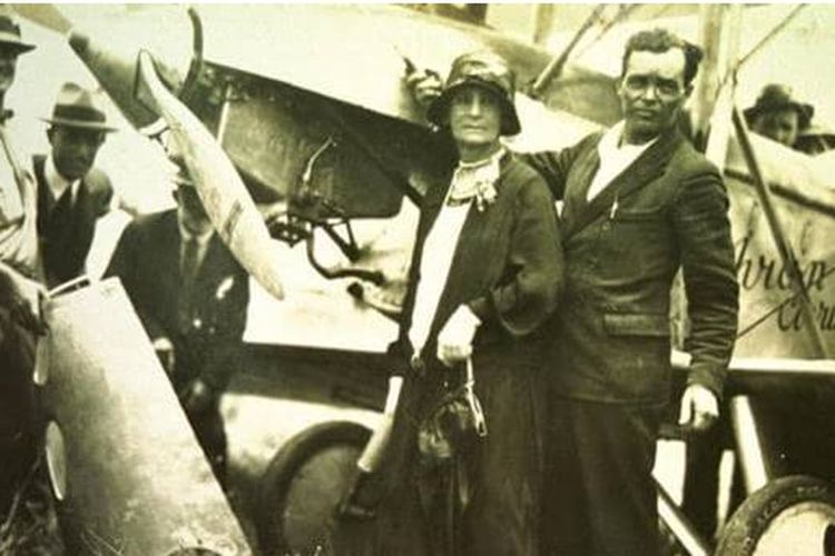 Bert Hinkler dengan ibunya Frances di Bundaberg pada tahun 1928 setelah penerbangan solonya dari Inggris ke Australia.