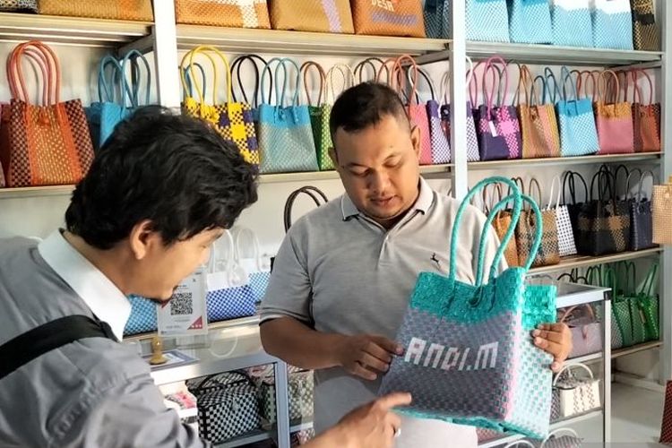 Tas kuralin bag dan pemilik toko Ricky Ramico.