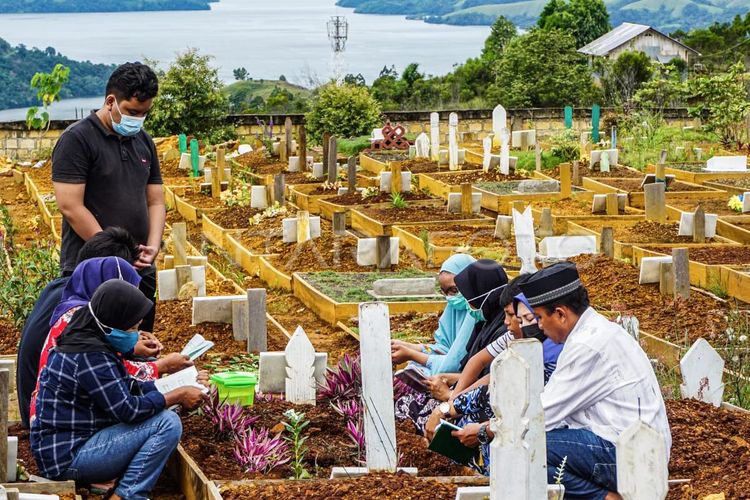 Ilustrasi mendoakan orang tua yang sudah meninggal