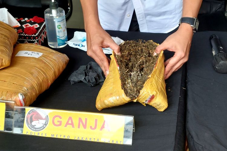 Ganja kering seberat 752 kilogram diamankan dari 3 penangkapan jaringan pengedar lintas Sumatera Jawa.