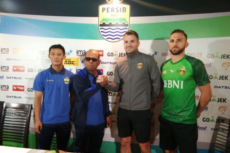 Pelatih Bhayangkara FC Simon McMenemy dan Ilija Spasojevic serta Pelatih Persib Emral Abus dan Henhen Herdiana saat hadir dalam konferensi pers jelang laga kontra Persib di Graha Persib, Jalan Sulanjana, Sabtu (23/9/2017)