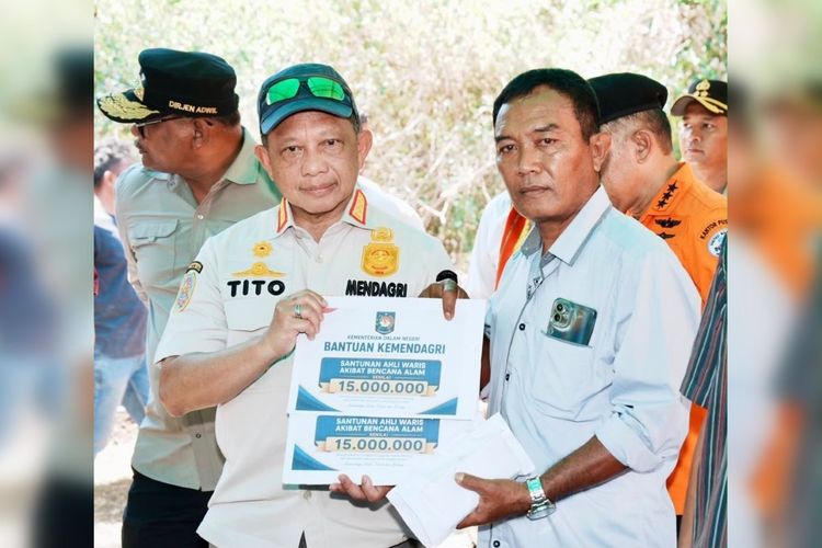 Mendagri Salurkan Tali Asih untuk Ahli Waris Korban Gempa NTT 