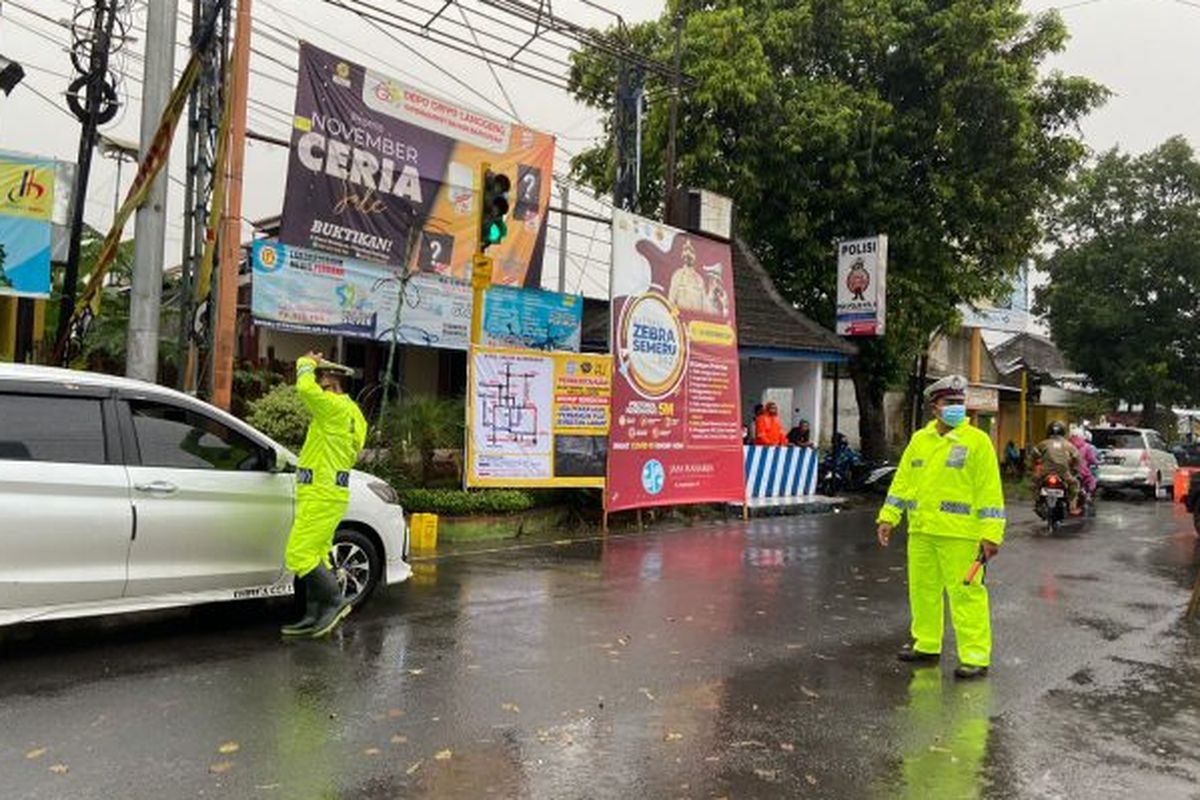 Ilustrasi pengalihan arus lalu lintas oleh polisi.