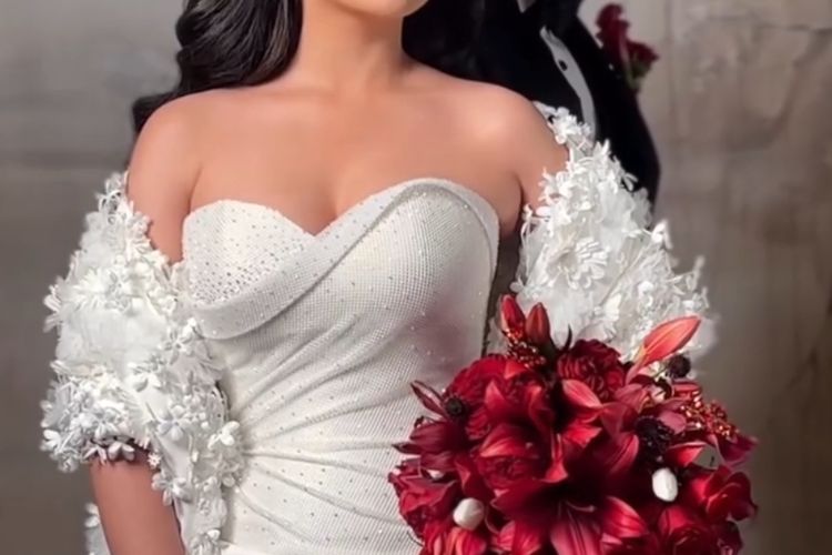 Amanda Manopo dan Kenny Austin tampil memukau di resepsi The Langham Jakarta. Gaun Hian Tjen dan tuxedo hitam klasik membuat keduanya tampak serasi dan elegan.