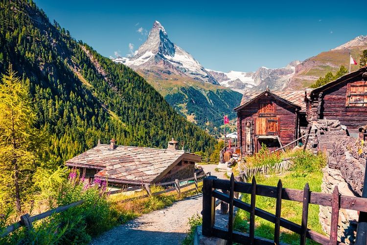 Ilustrasi Swiss - Pemandangan Gunung Matterhorn di Zermatt, Swiss (SHUTTERSTOCK/Andrew Mayovskyy).