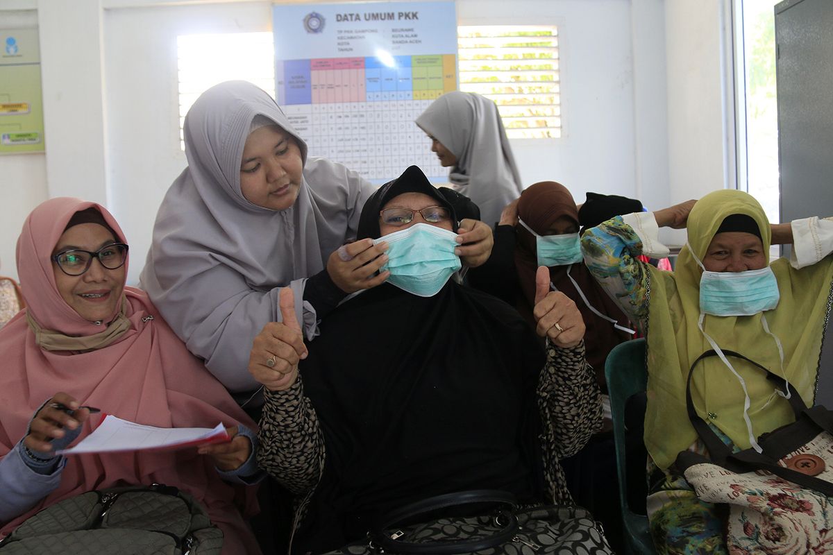 DPRK Kota Banda dan tim medis dari Dinas Kesehatan mulai membekali warga  Desa Beurawe, Kecamatan Kuta Alam, Banda Aceh  terhadap pentingnya menjaga pola hidup sehat untuk mencegah dan mengatasi agar terhindar dari wabah virus corona. Selasa (03/03/2020).