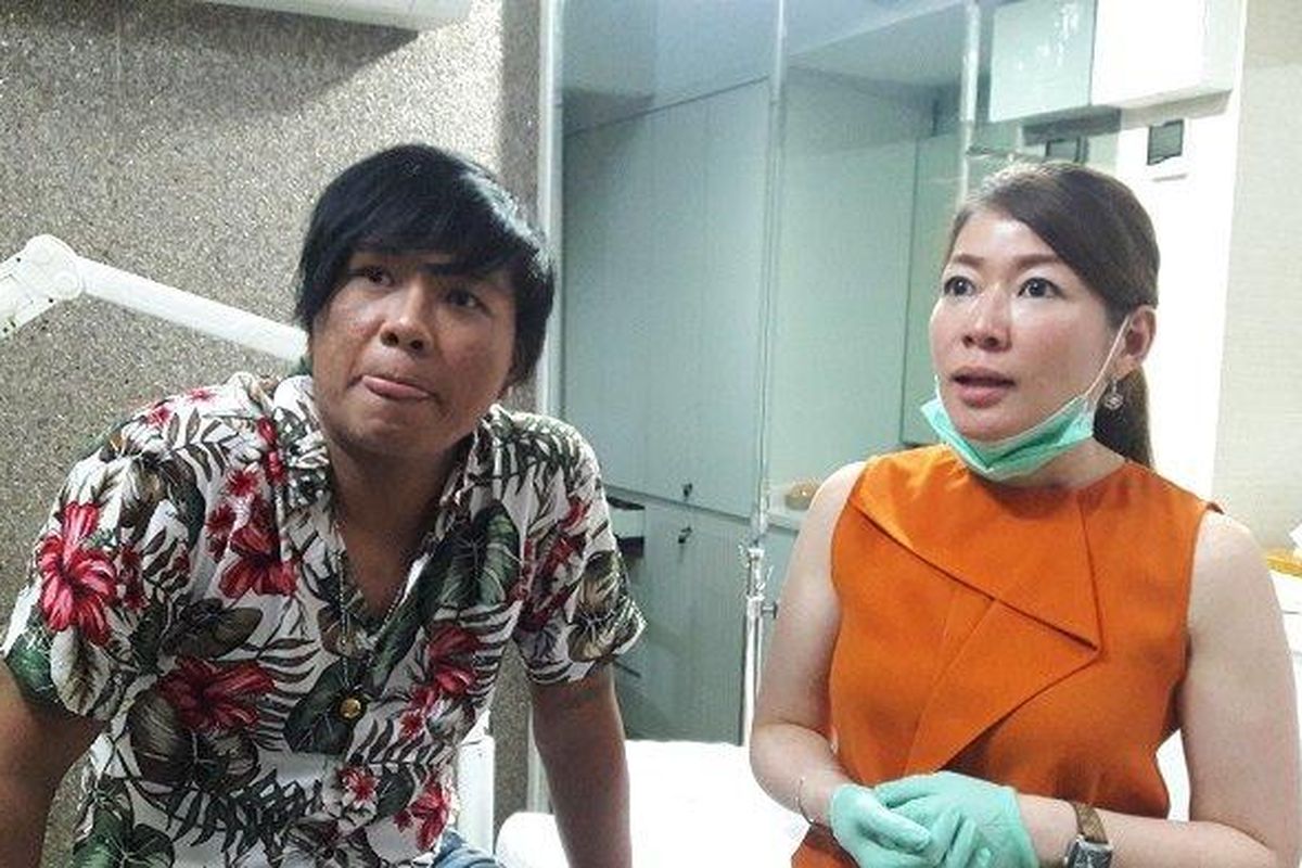 Andika eks Kangen Band dengan Dokter Wenny Tan seusai perawatan wajah di Beauty Inc Sunrise, Kedoya, Jakarta Barat, Jumat (4/10/2019). 