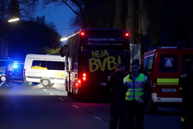 Bus yang ditumpangi Borussia Dortmund rusak setelah terkena ledakan sekitar 10 kilimoter dari Stadion Signal Iduna Park jelang pertandingan pertama perempat final Liga Champions melawan AS Monaco, pada 11 April 2017. 
