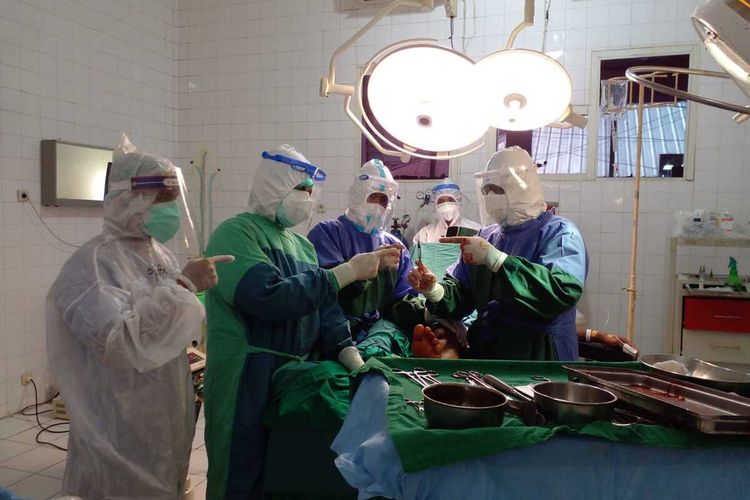 Tim dokter Rumah Sakit dr Latumeten Ambon bersiap untuk melakukan operasi pengangkatan proyketil peluru pada seorang pasien yang menjadi korban penembakan di Pulau Haruku. Operasi itu dilakukan pada Kamis (17/2/2022)