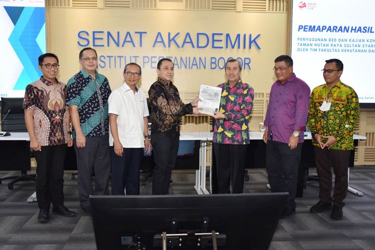 Gubernur Riau (Gubri) Syamsuar saat menyerahkan beasiswa untuk 34 mahasiswa Institut Pertanian Bogor (IPB) asal Riau sebesar Rp 495.800.000 di Ruang Sidang Senat Akademik IPB, Bogor, Rabu (11/10/2023). 
