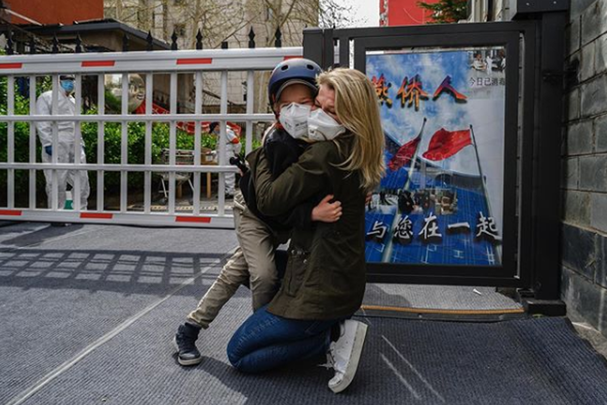 Janis Mackey Frayer memeluk putranya setelah terpisah 49 hari karena pandemi Covid-19.