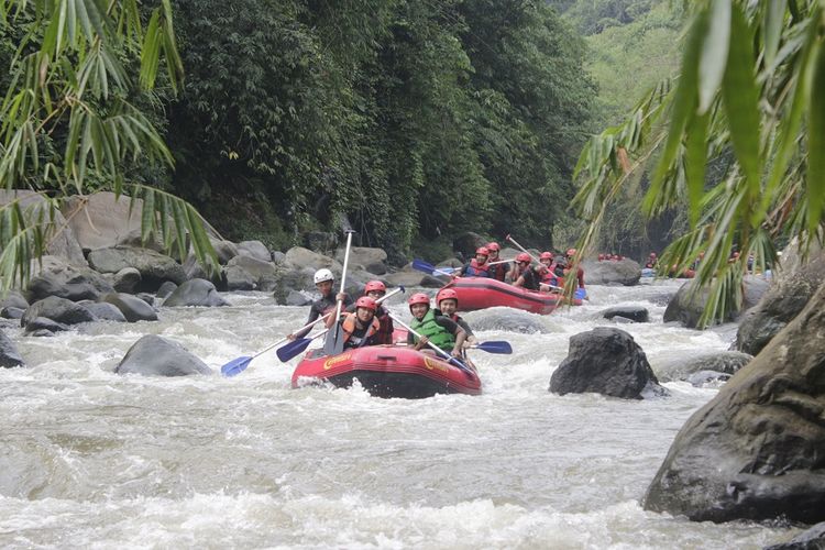 Cianten River Tubing, Kabupaten Bogor, Jawa Barat DOK. Shutterstock