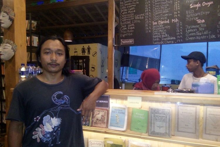 Sigit berada di Kafe Bukuku Lawas yang diminati mahasiswa dan pemburu buku kuno.