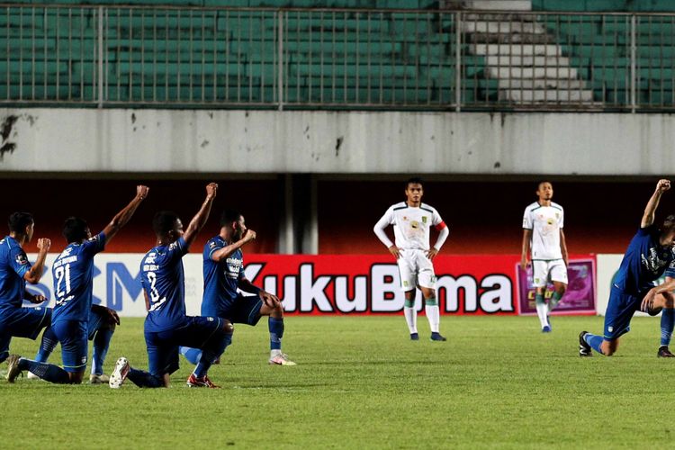 Pemain Persib Bandung melakukan selebrasi unik seusai menjebol gawang Persebaya Surabaya saat laga babak 8 besar Piala Menpora 2021 yang berakhir dengan skor 3-2 di Stadion Maguwoharjo Sleman, Minggu (11/04/2021) malam.