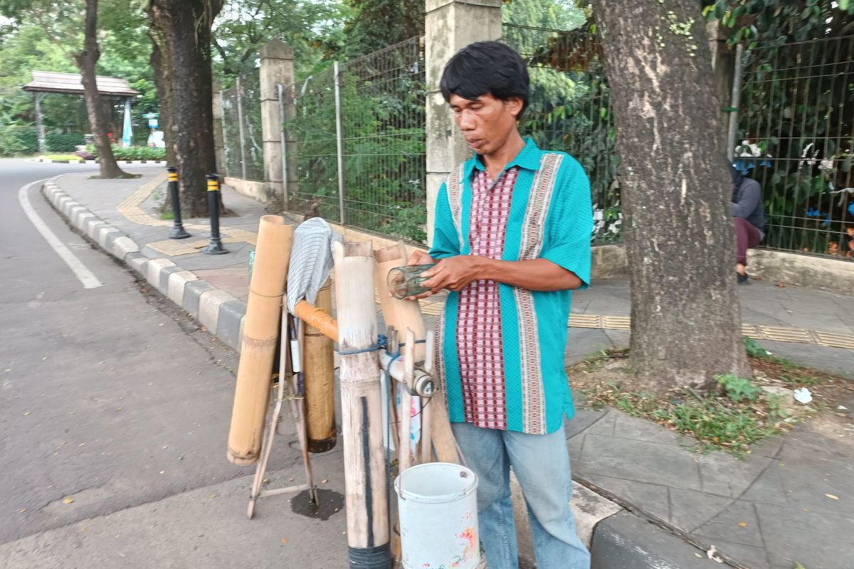 Gumar (40) memilih tetap berjualan minuman tuak untuk mewarisi usaha ayahnya yang sudah meninggal sejak dua tahun lalu. Gumar biasa berjualan di sekitaran bundaran Taman Tekno, Serpong, Tangsel. Hao itu disampaikan Gumar kepada Kompas.com Jumat (27/1/2023). 