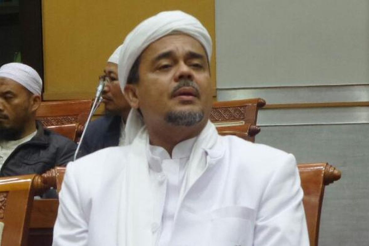 Pimpinan Gerakan Nasional Pembela Fatwa Majelis Ulama Indonesia (GNPF MUI) Rizieq Shihab di Kompleks Parlemen, Senayan, Jakarta, Selasa (17/1/2017).